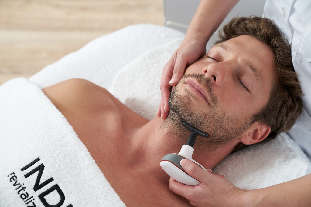 Hombre recibiendo tratamiento de radiofrecuencia Indiba facial en Salón Victoria 37 para revitalizar la piel.