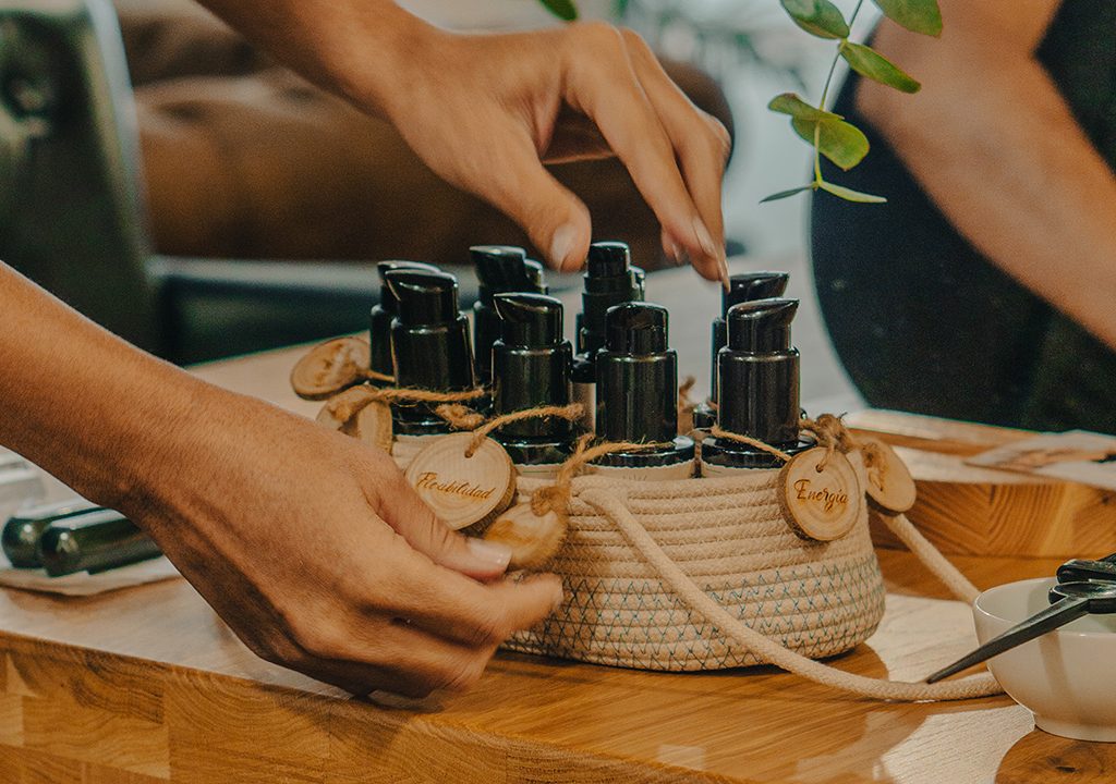 Selección de productos capilares de Secretos del Agua sobre mostrador de madera en Salon Victoria 37
